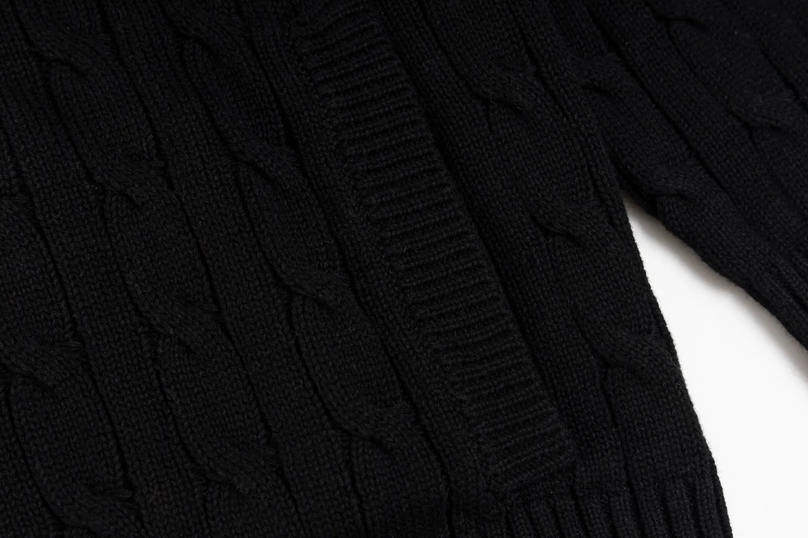 P260 #R98 RALPH LAUREN Ralph Lauren nine-color classic small label embroidery logo full zipper knitted cable cardigan sweater, high-density LOGO embroidery on the chest, original customization of tag accessories. Made of pure cotton yarn, pure cotton is skin-friendly and comfortable, small label war horse embroidered twist zipper cardigan sweater 🐎 high quality, follow the blogger to learn how to wear it! Let’s buy a Ralph Lauren cable sweater. It’s a super hard-to-find series after it became popular. It’s hard to find one on the official website. It’s simple and practical to wear, with a lazy and loose feel. The thickened fabric has more texture, feels soft and delicate, and has a loose fit. Whether worn alone or layered, you can wear different styles of fashion with just one piece!   Size：XS S M L